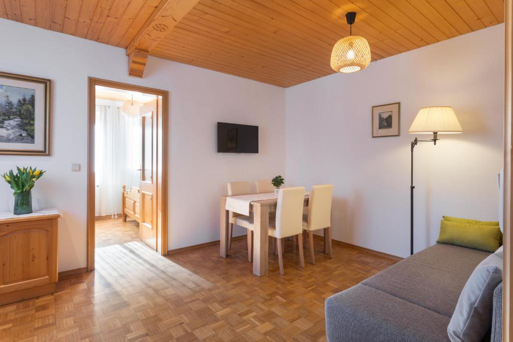 TV a/nebo společenská místnost v ubytování Holiday Lake
