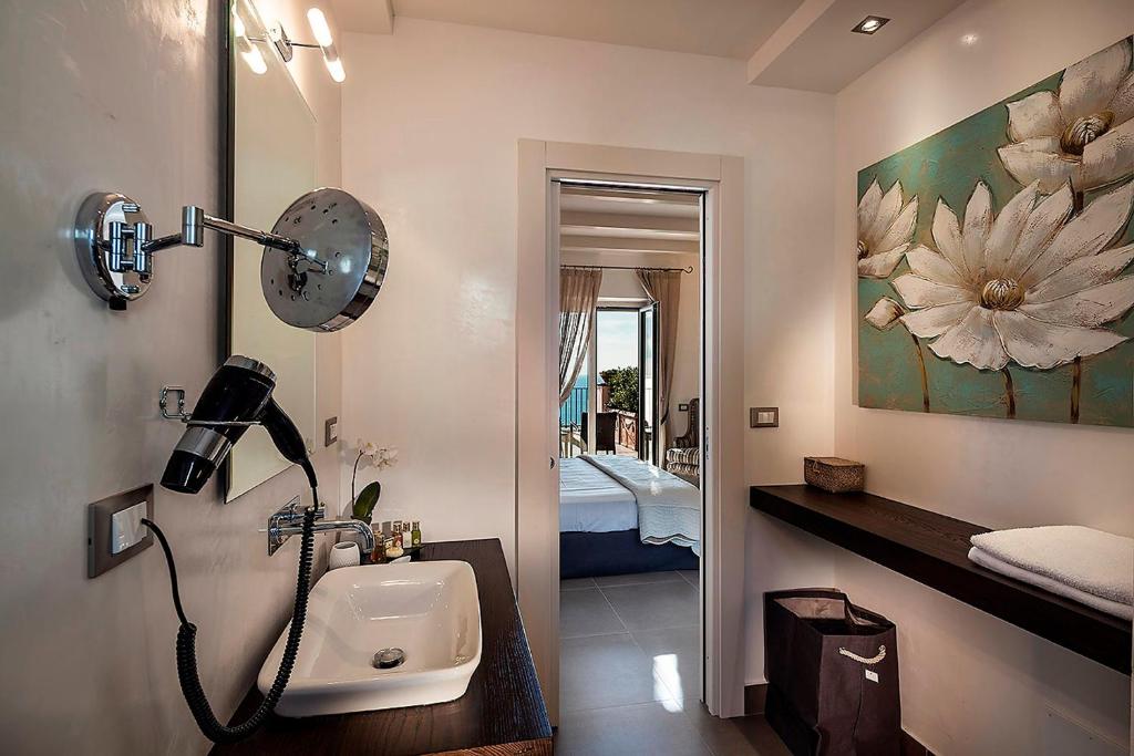 a bathroom with a sink and a mirror at Tenuta Del Poggio Antico in Ischia