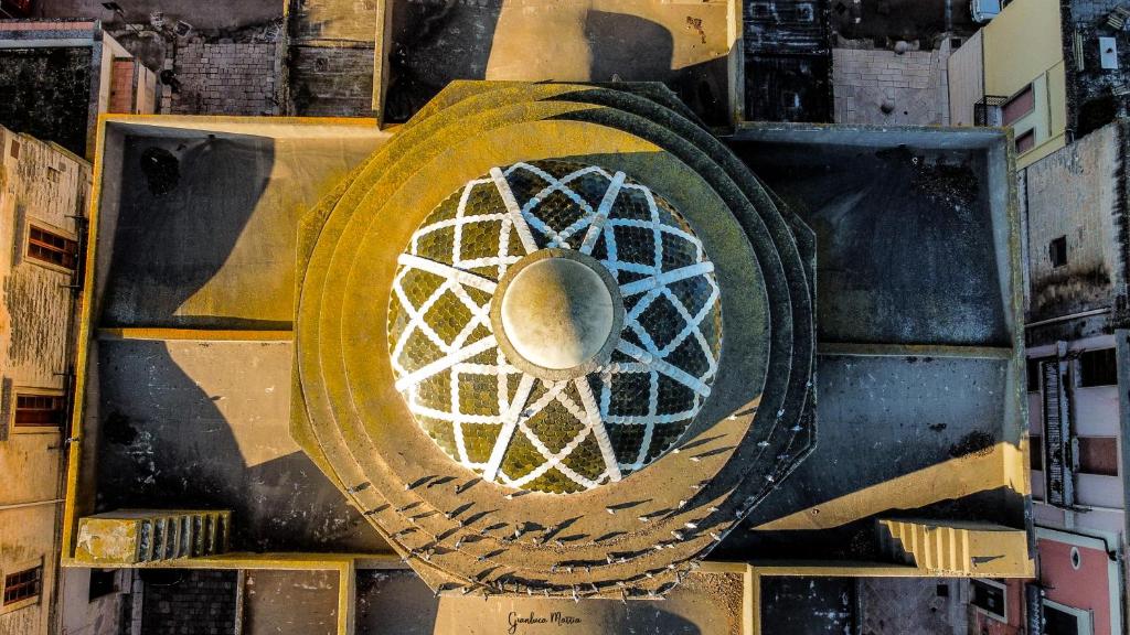 un primo piano di un dipinto di una ruota di Na Chicca e na Nicchia a San Pancrazio Salentino