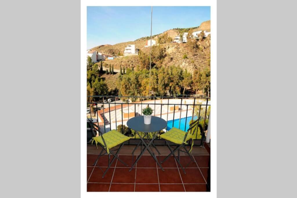 d'une terrasse avec une table et des chaises sur un balcon. dans l'établissement Apartamento Boutique, à Cenes de la Vega