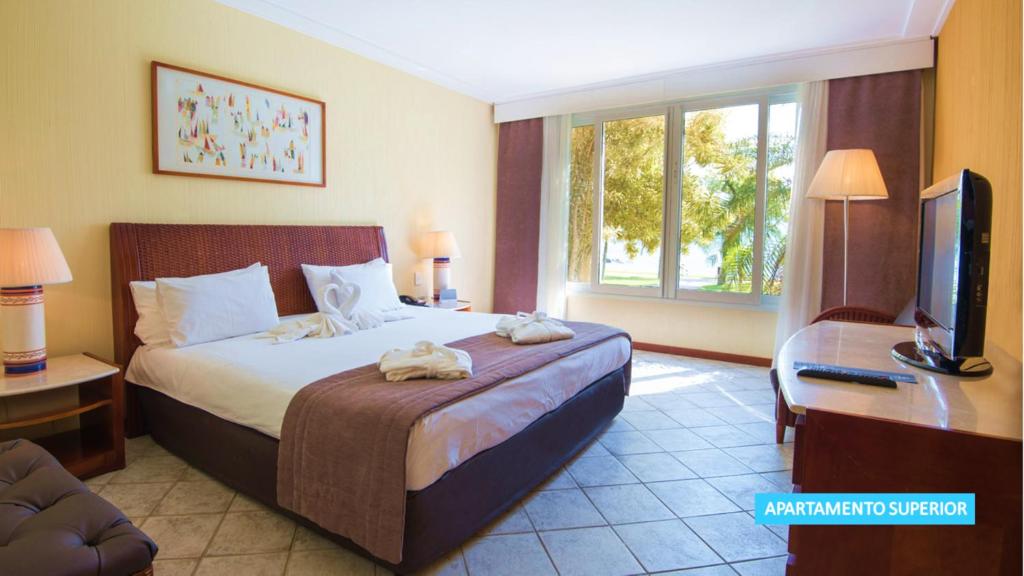 Cama ou camas em um quarto em Vila Galé Eco Resort Angra - All Inclusive