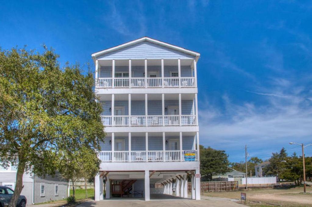 Edificio alto de color blanco con balcón blanco en Ocean View Luxury Rental - Sleeps 16 en Myrtle Beach