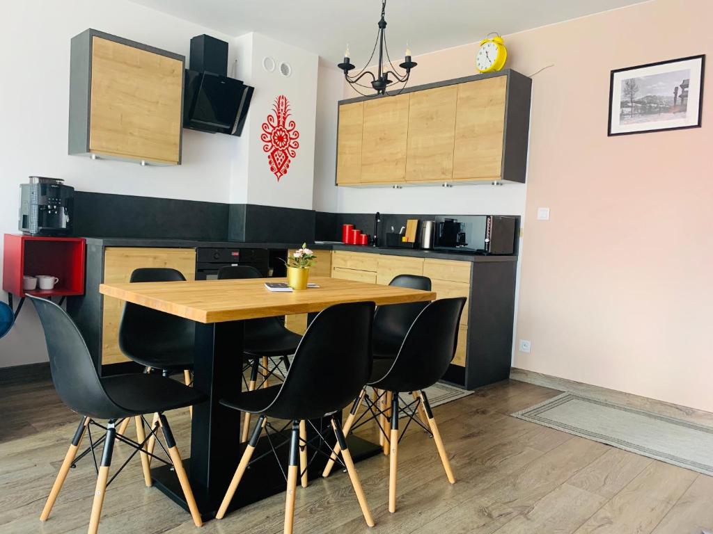 Kuchyňa alebo kuchynka v ubytovaní Apartamenty Tomalówka Koscielisko