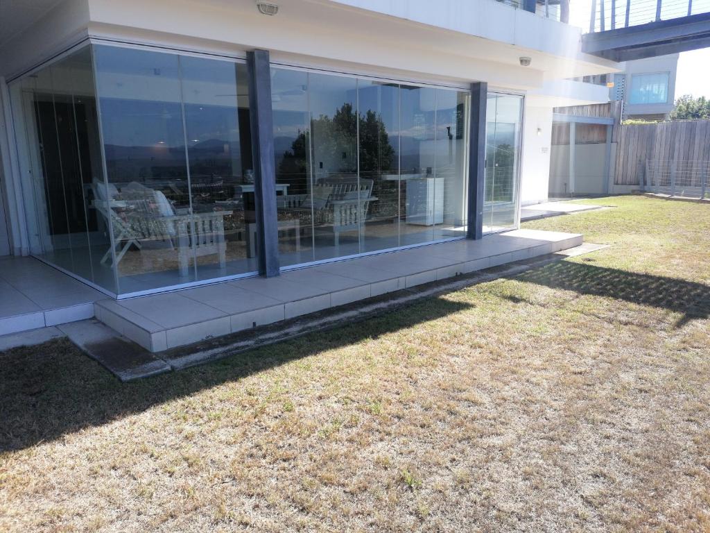 Stylish holiday home with amazing sea views - Image 19