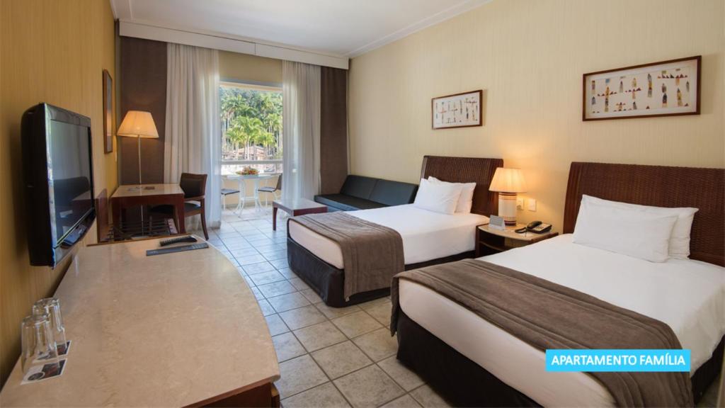 Uma TV ou centro de entretenimento em Vila Galé Eco Resort Angra - All Inclusive