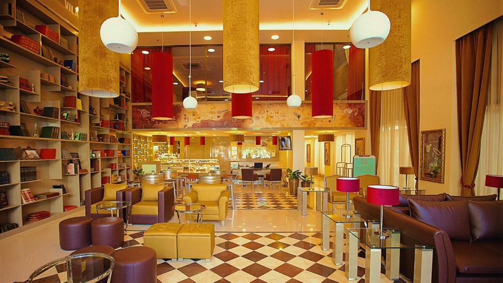 a lobby of a store with chairs and tables at Vila Galé Paulista in Sao Paulo