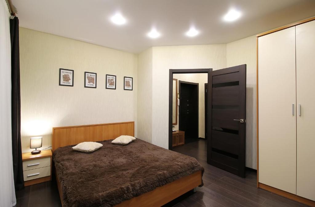 1 dormitorio con 1 cama y puerta que da a un pasillo en Apartment on Mordovskaya 22 en Saransk
