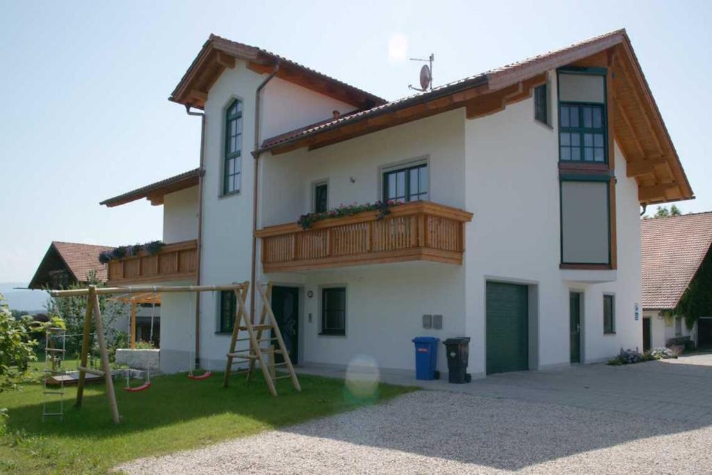 una casa con un balcón de madera en la parte superior en Ferienwohnungen auf dem Paulbauernhof en Triebenbach