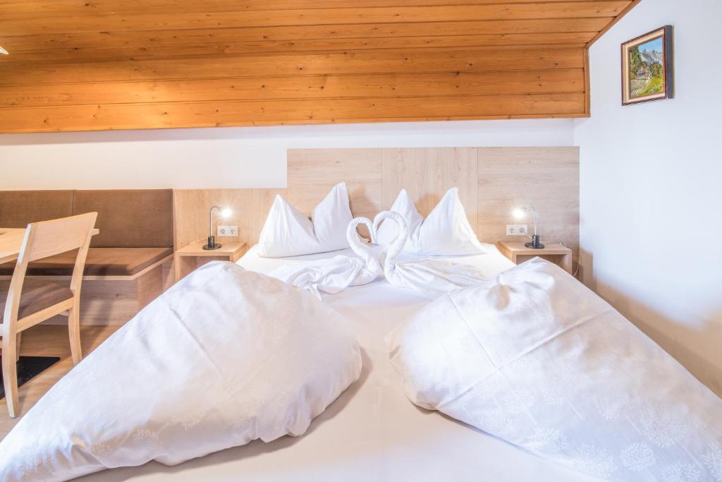 Postel nebo postele na pokoji v ubytování Apartments Heidenberger Fienili