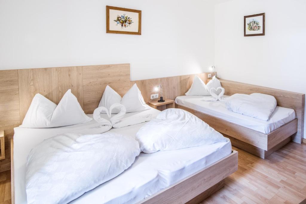 Postel nebo postele na pokoji v ubytování Apartments Heidenberger Fienili