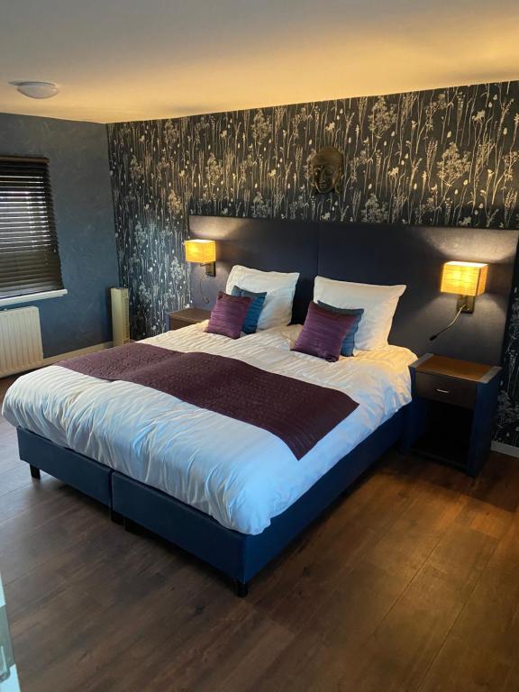 Appartement Aqua في Oude Wetering: غرفة نوم مع سرير كبير مع وسائد أرجوانية