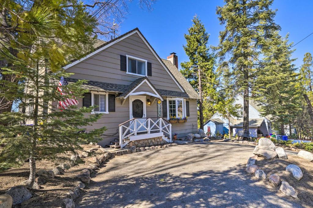 Cute Cabin and Deck Less Than 2 Mi to Lake Arrowhead Village في ليك أروهيد: منزل أمامه ممر