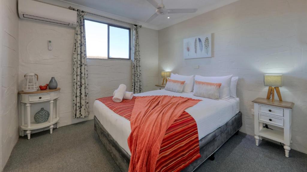 a bedroom with a large bed and a window at Grafton Lodge Motel in Grafton