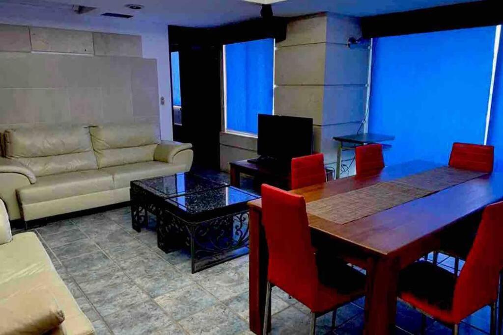 a living room with a couch and a table at Acapulco Cuerdas de mi Guitarra alberca abierta in Acapulco