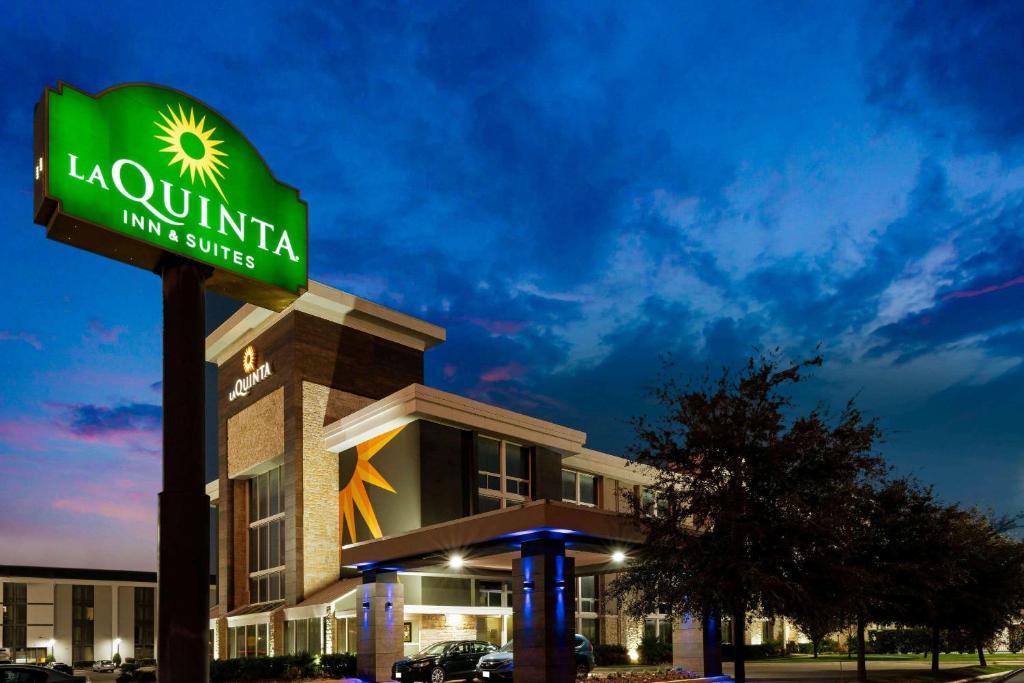 Gallery image of La Quinta by Wyndham Dallas I-35 Walnut Hill Ln in Dallas