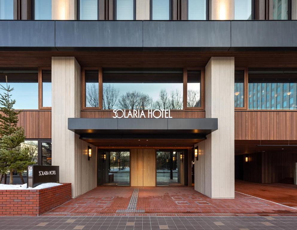 Solaria Nishitetsu Hotel Sapporo في سابورو: مبنى مع مدخل فندق سانتا انا