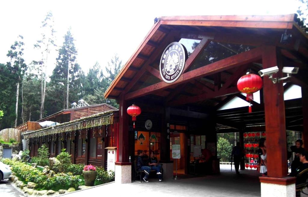 una tienda con un cartel en la parte delantera en Xitou Youth Activity Center, en Lugu