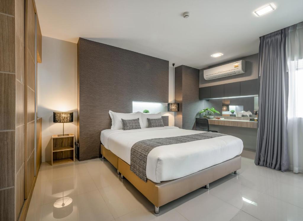 um quarto com uma cama grande e uma cozinha em Nap In Fest em Chiang Mai