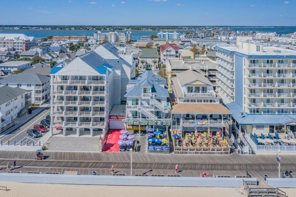 z powietrza widok na ośrodek plażowy i budynki w obiekcie Boardwalk Terrace w mieście Ocean City