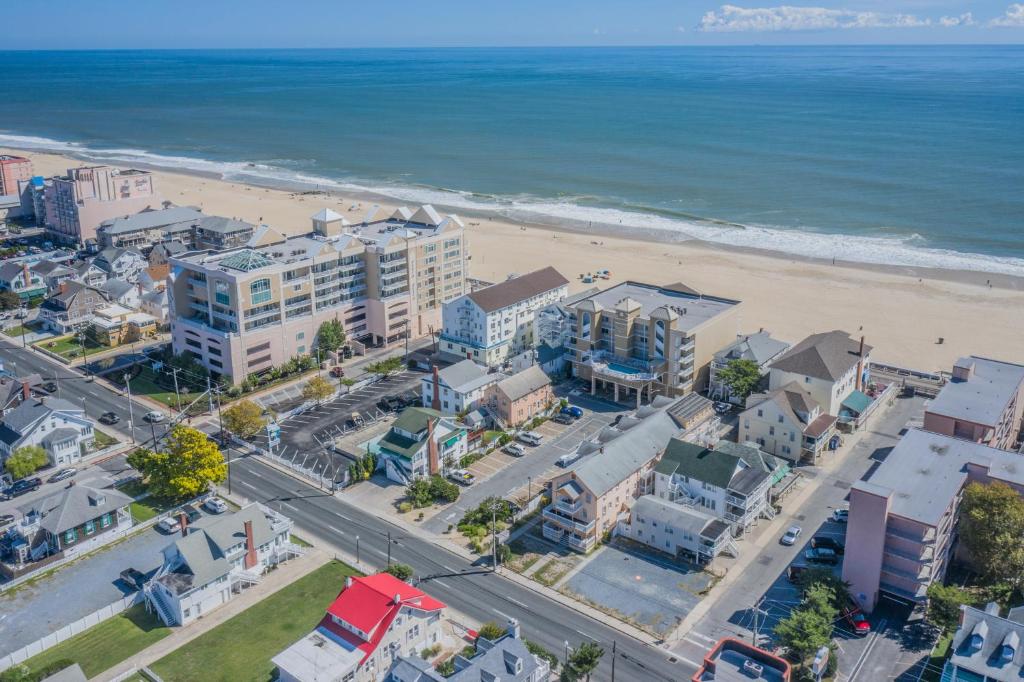 una vista aerea di una città e della spiaggia di Nock Apartments a Ocean City