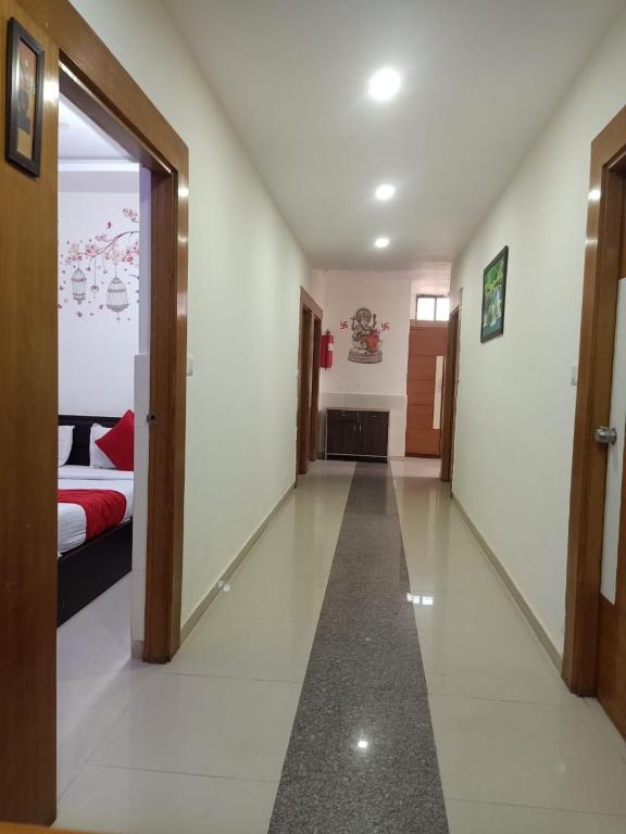Postel nebo postele na pokoji v ubytování Hotel Gopi Palace