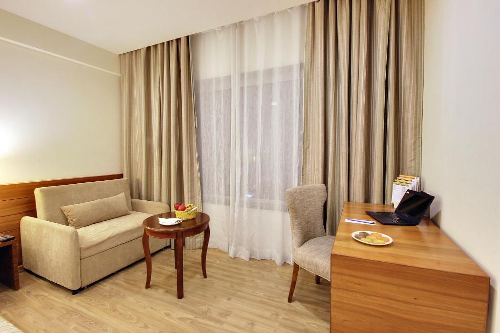 Posezení v ubytování Temple Tree Hotel Shirdi