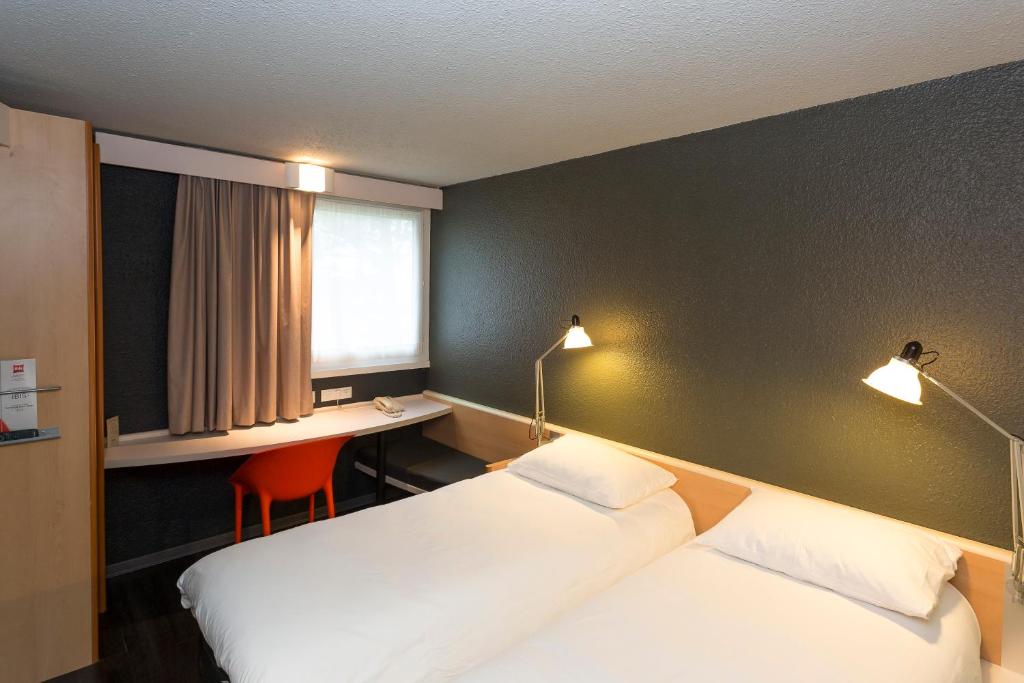 Postel nebo postele na pokoji v ubytování ibis Lorient Centre Hôtelier
