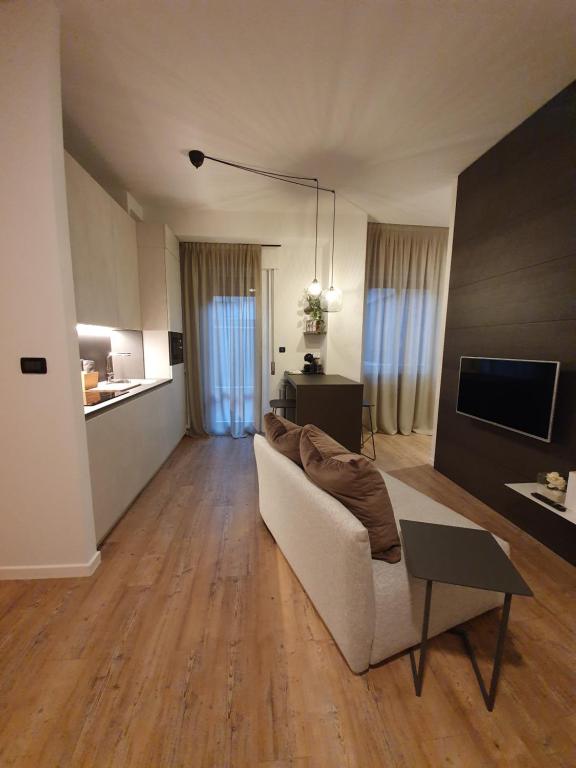 een woonkamer met een bank en een tafel bij Brosi 11 in Forlì