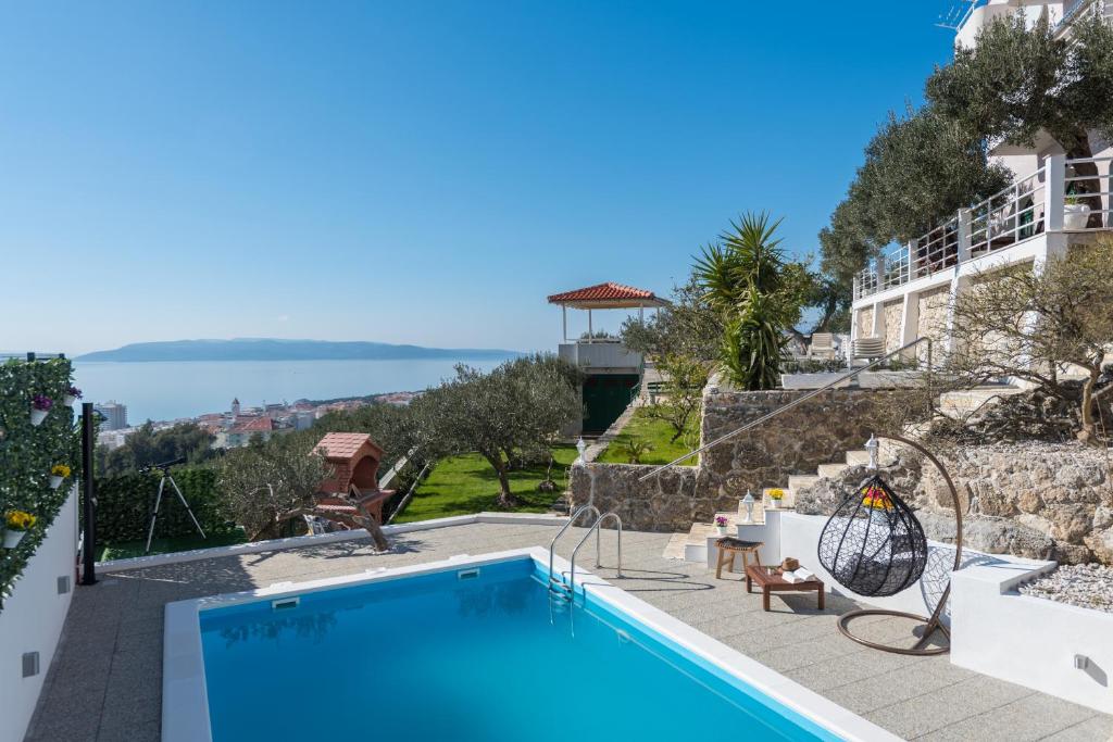 uma villa com piscina e vista em Villa Petra Apartment with private pool em Makarska
