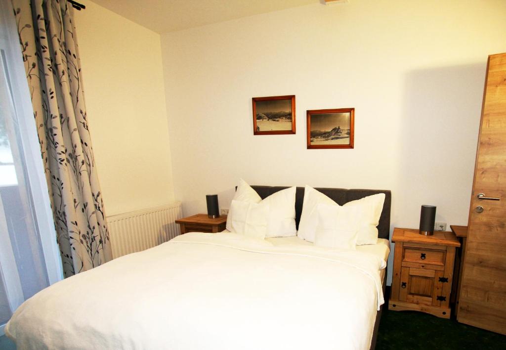 Postel nebo postele na pokoji v ubytování Alpenhotel Ensmann