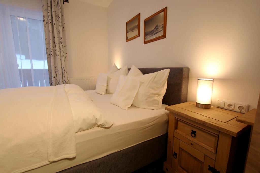 Postel nebo postele na pokoji v ubytování Alpenhotel Ensmann