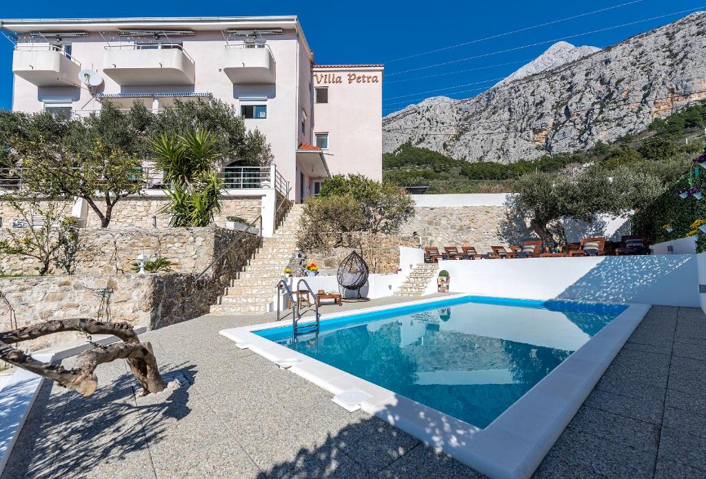 สระว่ายน้ำที่อยู่ใกล้ ๆ หรือใน Villa Petra Apartment with private pool