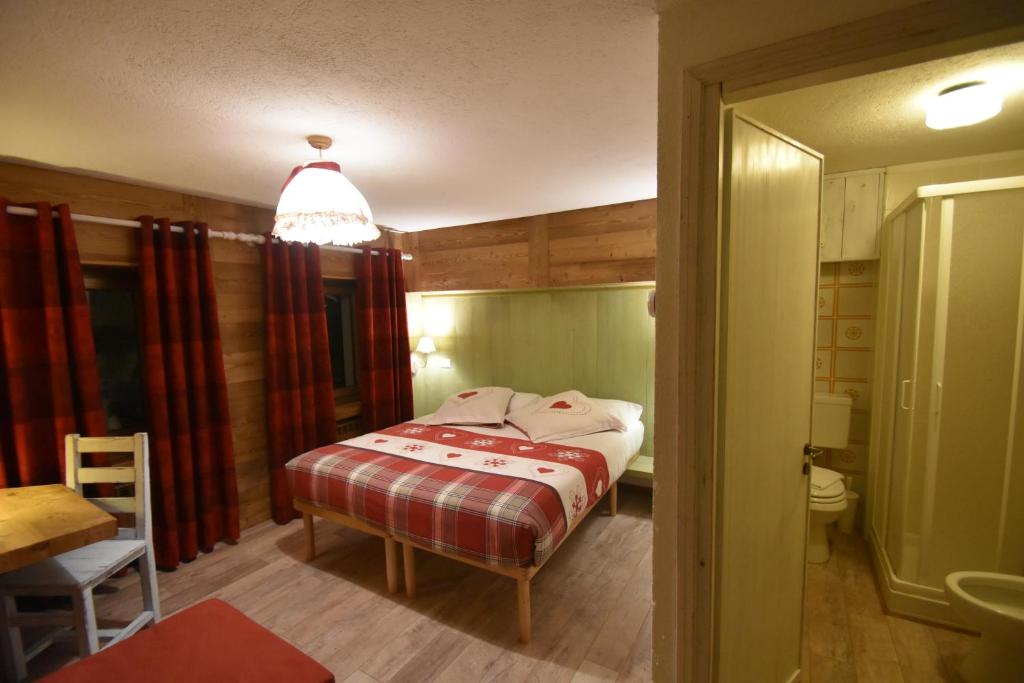 Postel nebo postele na pokoji v ubytování Hotel Petit Dahu - Chambres et Restaurant