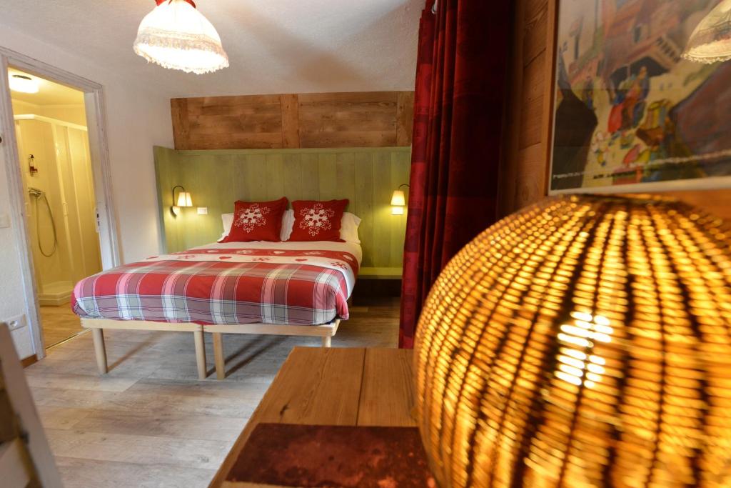 Postel nebo postele na pokoji v ubytování Hotel Petit Dahu - Chambres et Restaurant