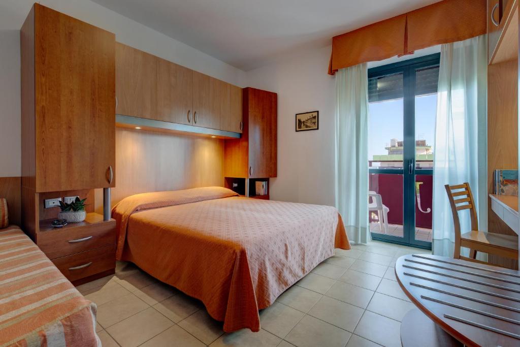a hotel room with a bed and a balcony at Hotel Jalisco in Lido di Jesolo