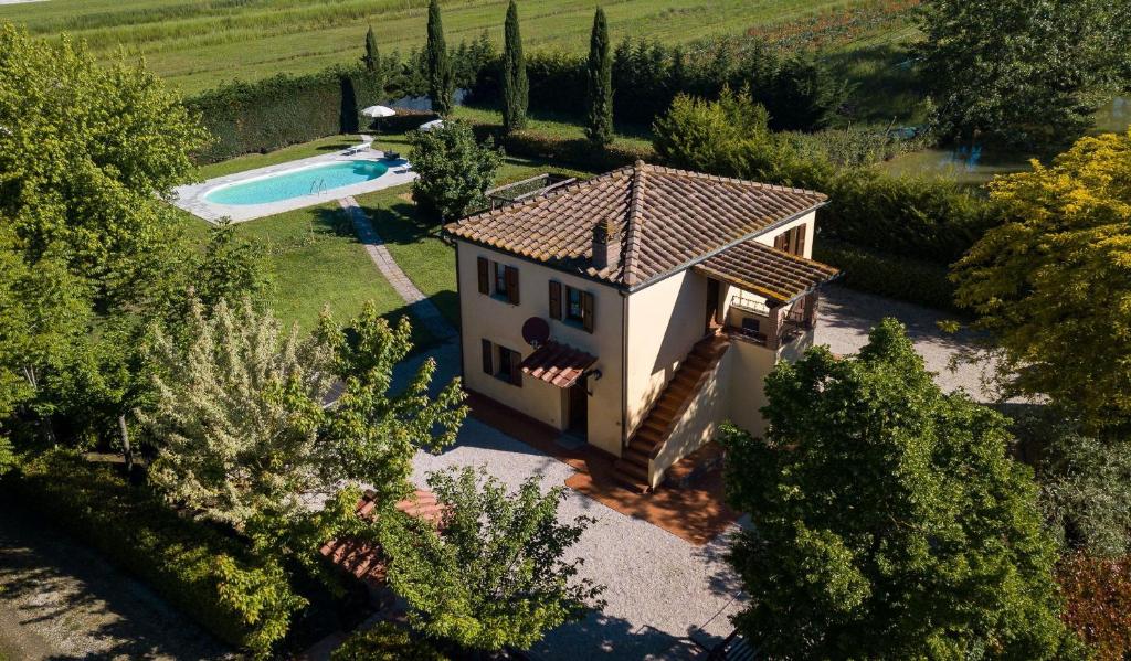 an aerial view of a house with a swimming pool at Agriturismo La Fragola in Cignano