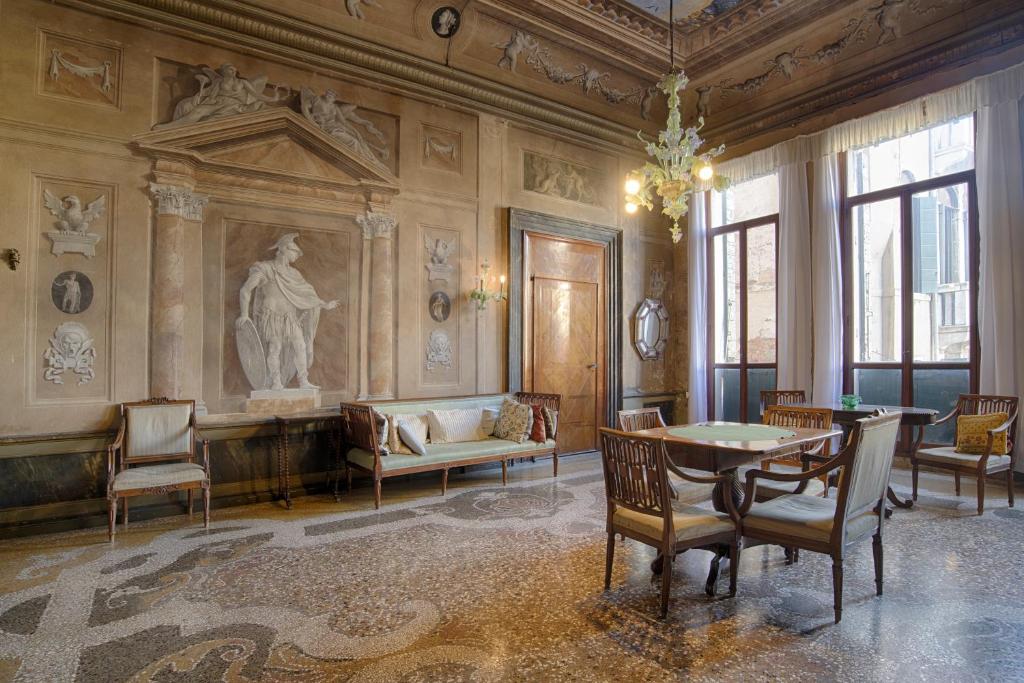 una camera con tavolo, sedie e divano di Vintage Venice Apartment a Venezia