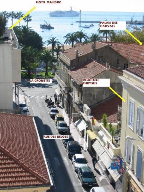 une vue aérienne sur une rue de la ville avec des voitures garées dans l'établissement Residence Chryseis, à Cannes