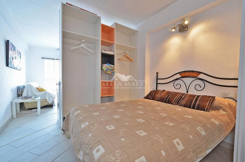 Postel nebo postele na pokoji v ubytování bright central apartment