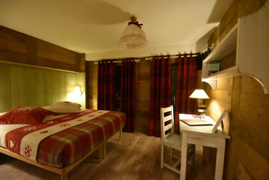 Postel nebo postele na pokoji v ubytování Hotel Petit Dahu - Chambres et Restaurant