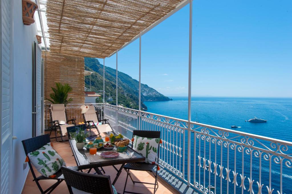 d'un balcon avec une table et des chaises donnant sur l'océan. dans l'établissement Your home in the heart of Positano - centralissima, à Positano