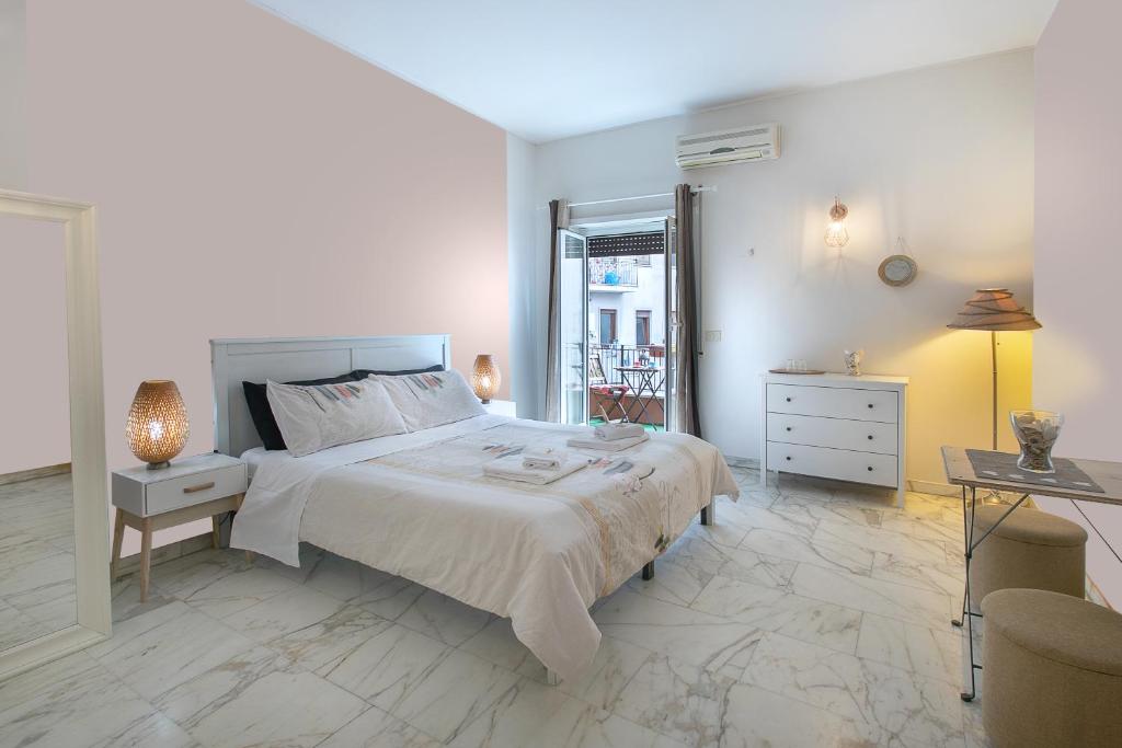 ローマにあるBB Daniloの白いベッドルーム(大型ベッド1台、テーブル付)