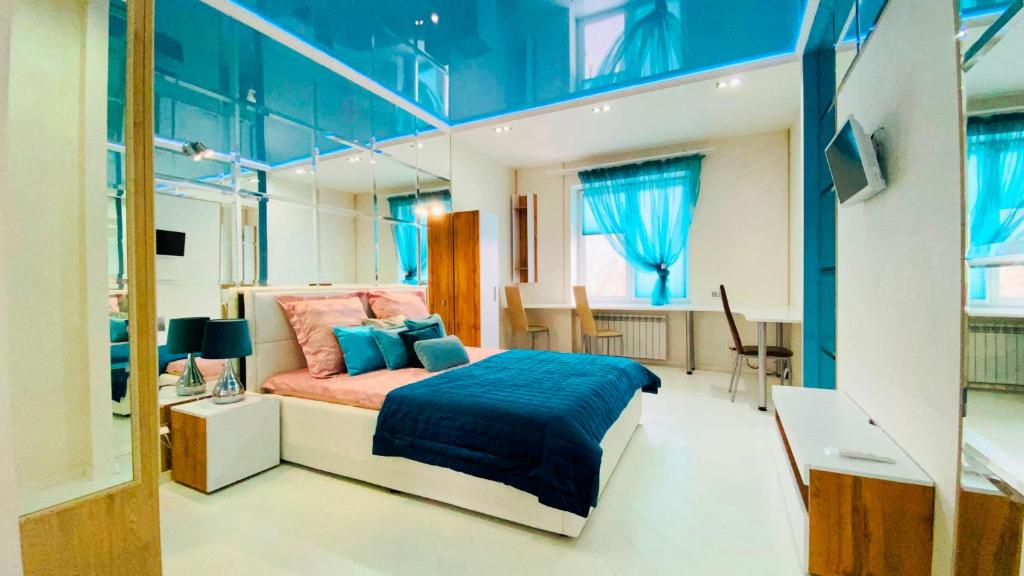 Un pat sau paturi într-o cameră la InnHome Apartments Aloe Pole