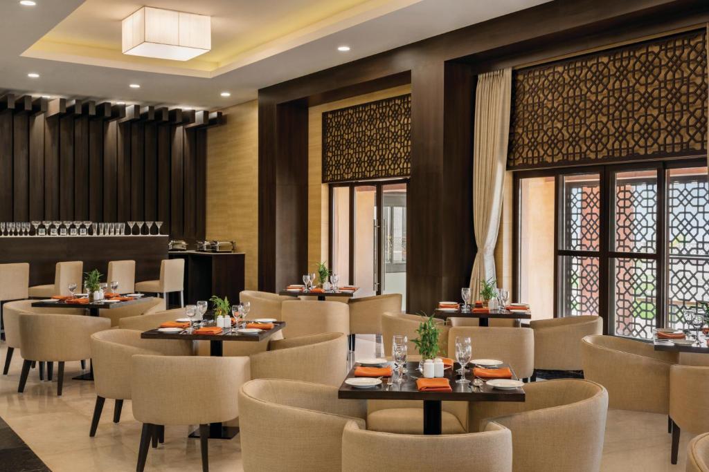 Restaurace v ubytování Ramada Encore by Wyndham Statue of Unity