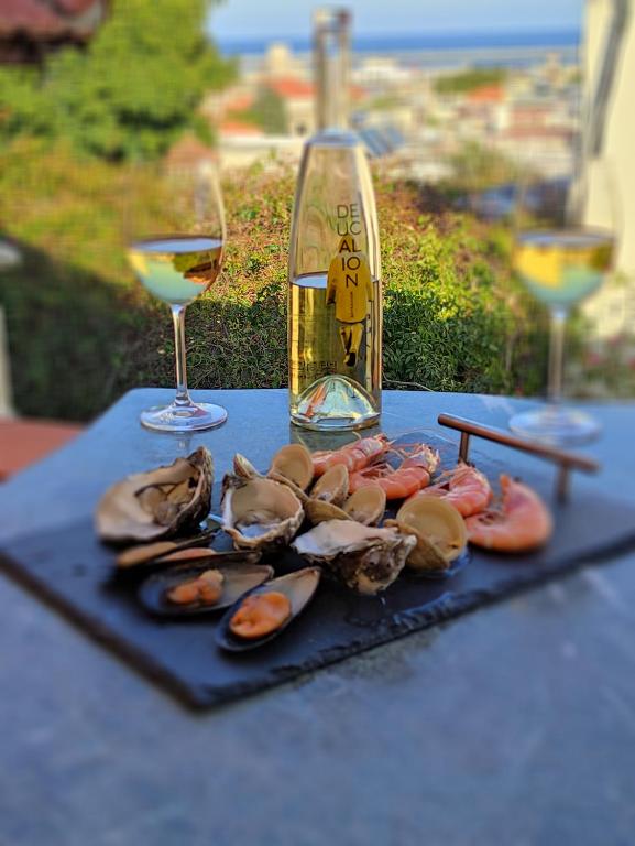 stół z talerzem ostryg i kieliszkiem wina w obiekcie Casa de Mikel w mieście Rodos
