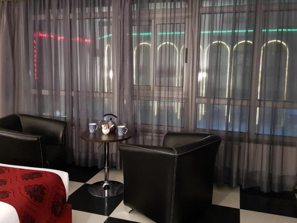 Easy Inn Hotel Suites - Королевская студия