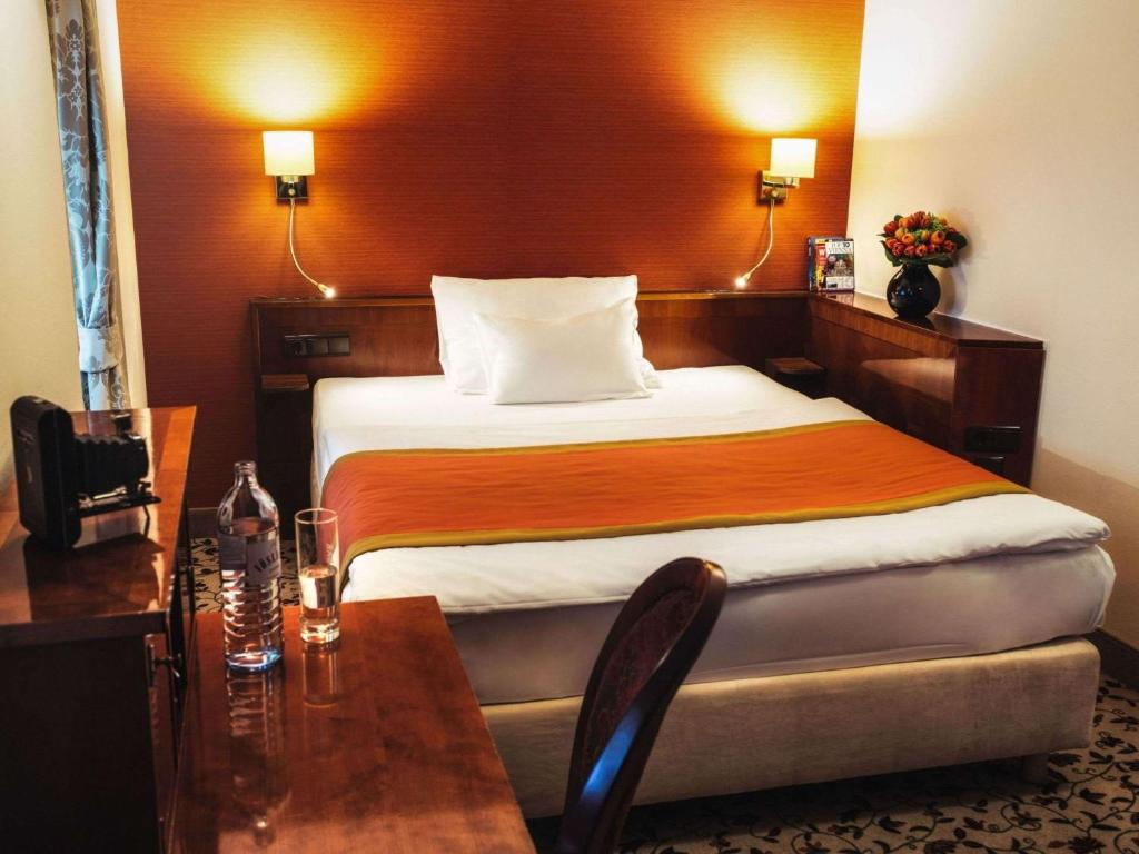 Postel nebo postele na pokoji v ubytování Mercure Grand Hotel Biedermeier Wien