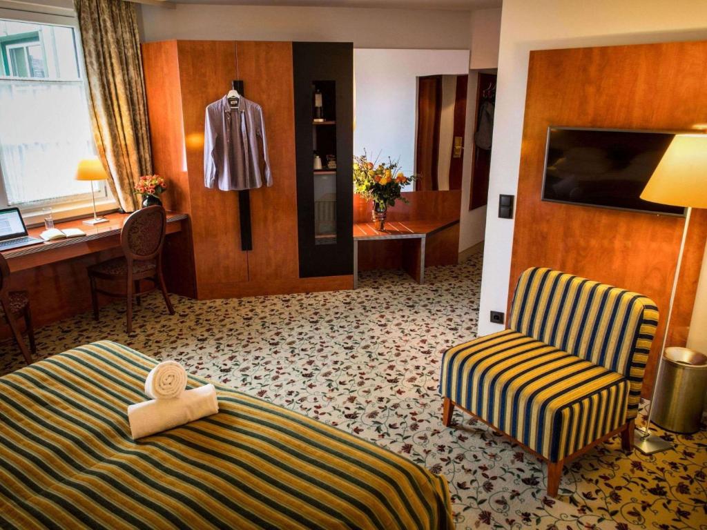 TV a/nebo společenská místnost v ubytování Mercure Grand Hotel Biedermeier Wien