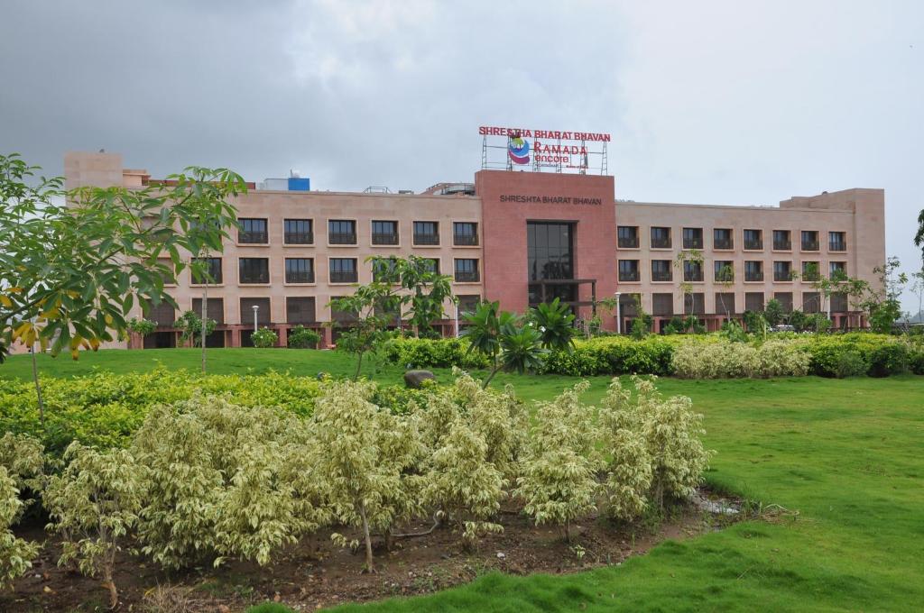 Zahrada ubytování Ramada Encore by Wyndham Statue of Unity