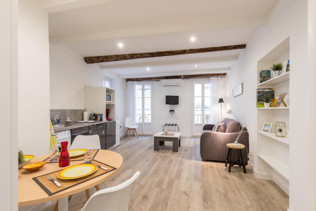 une cuisine et un salon avec une table et des chaises dans l'établissement Cosy Studio in the Old Town - St François Square, à Nice